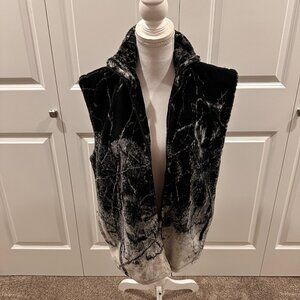 Glacier Gear Outdoor vest size medium with wolf detail pattern on back, zip-up